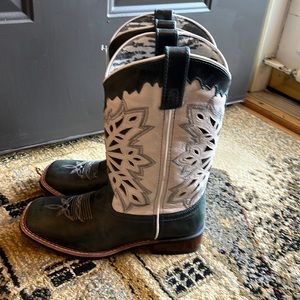 Laredo cowgirl boots